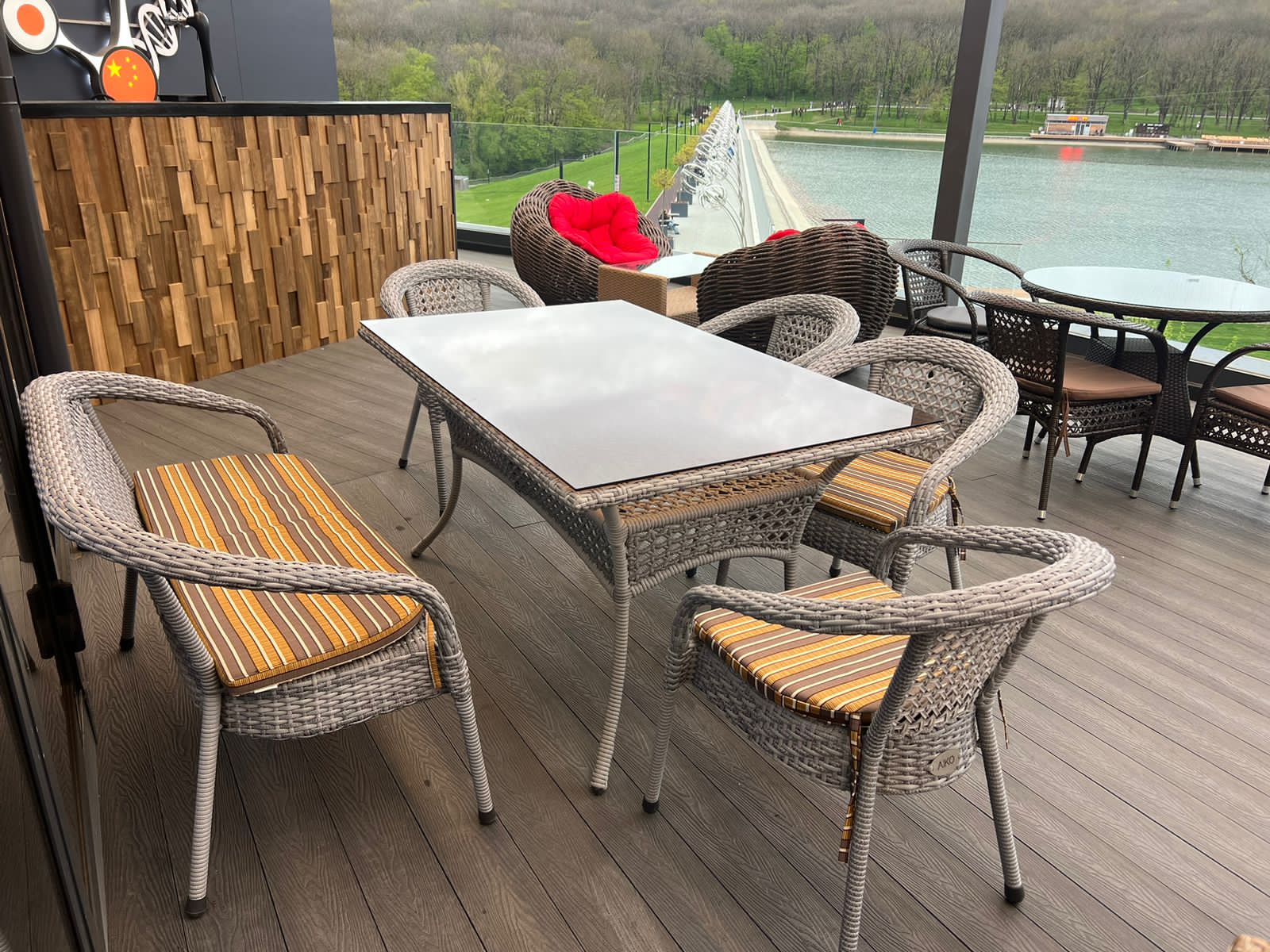 Поставка комплектов мебели и плетеных кресел Nest для ресторана паназиатской кухни ДНК-restolab, Ставрополь