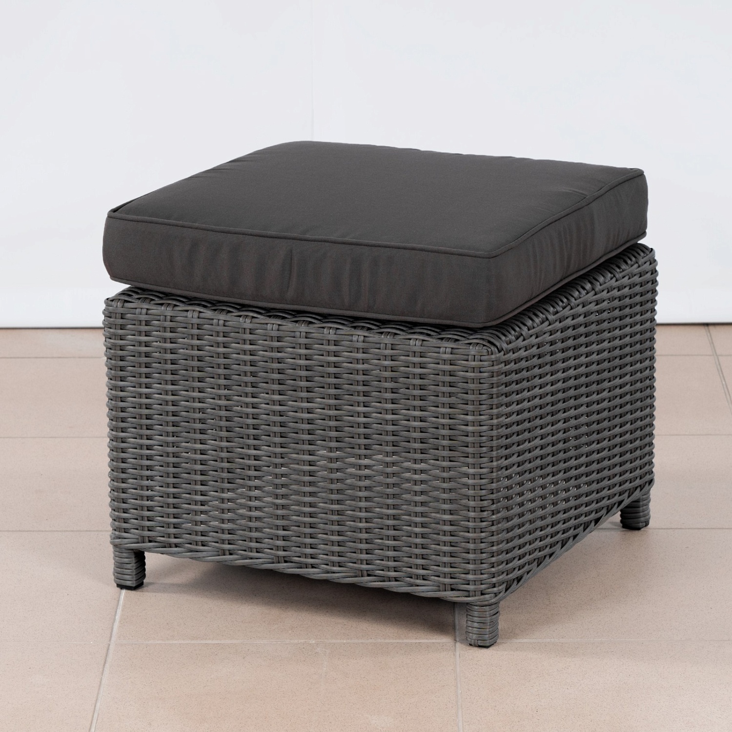 Плетеный пуф с подушкой