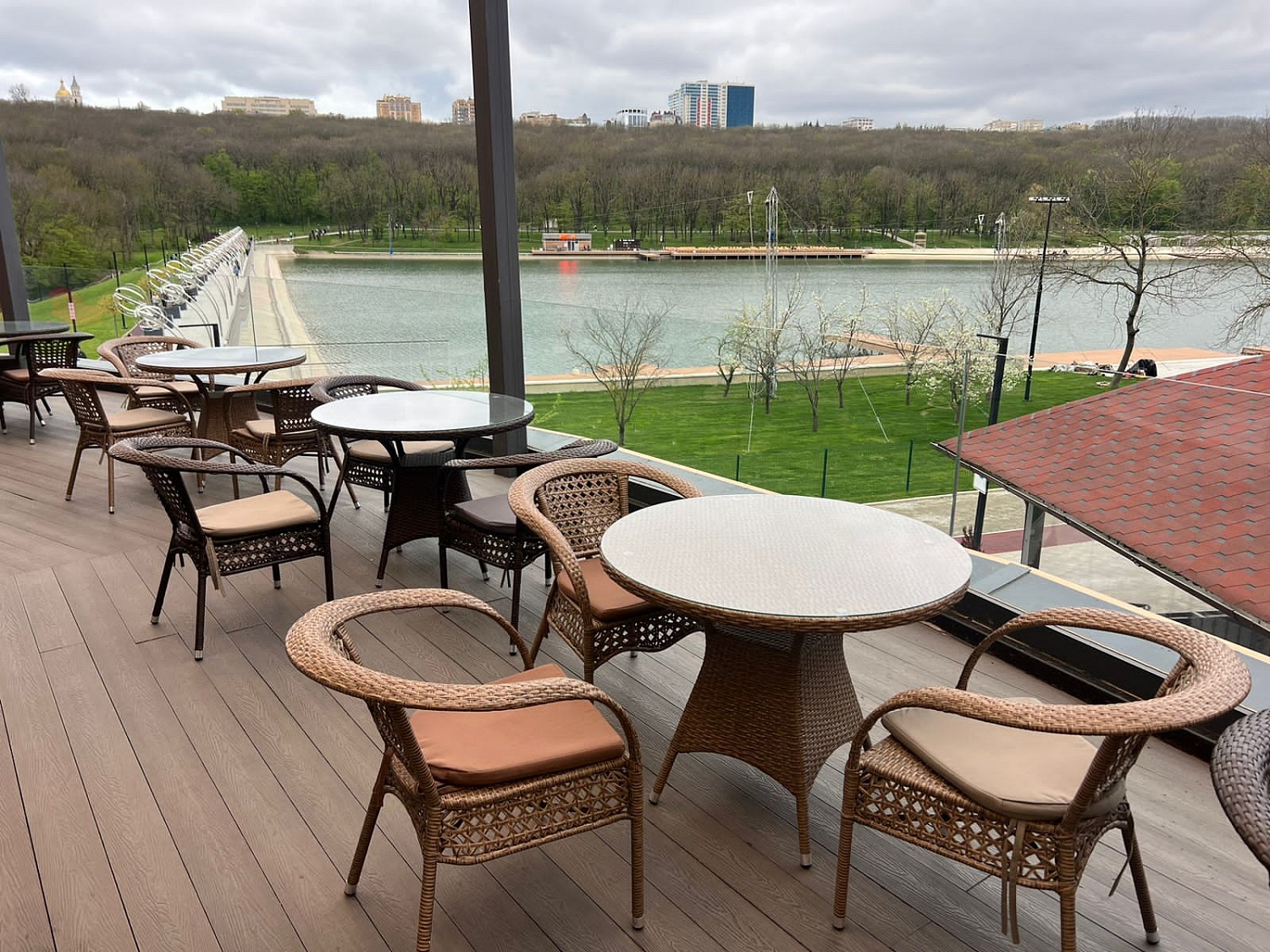 Поставка комплектов мебели и плетеных кресел Nest для ресторана паназиатской кухни ДНК-restolab, Ставрополь