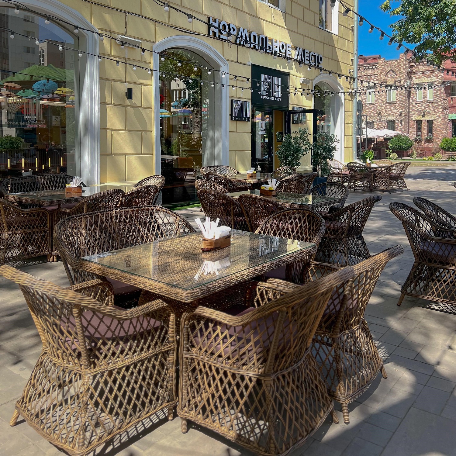 Мебель производства Ro-Tango в чудесном ресторане "Нормальное место" в центре Грозного