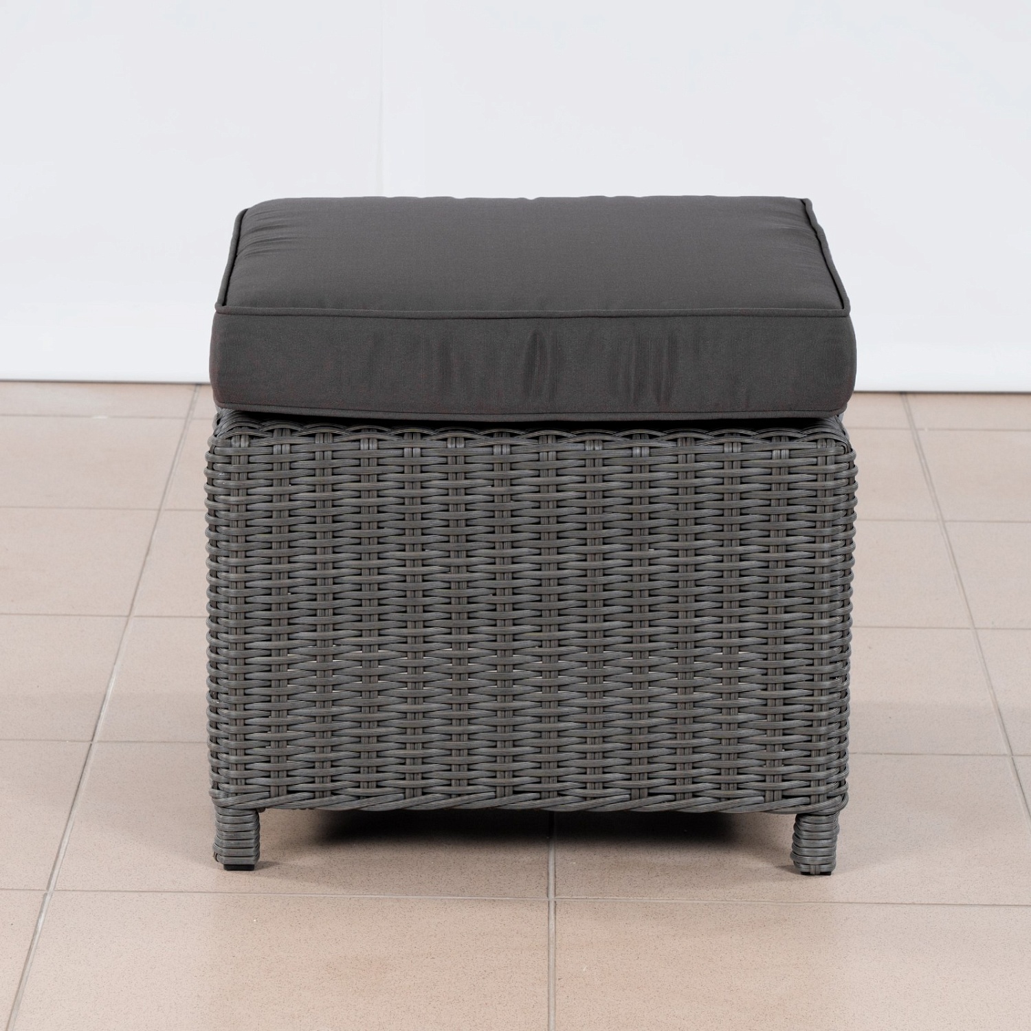 Плетеный пуф с подушкой